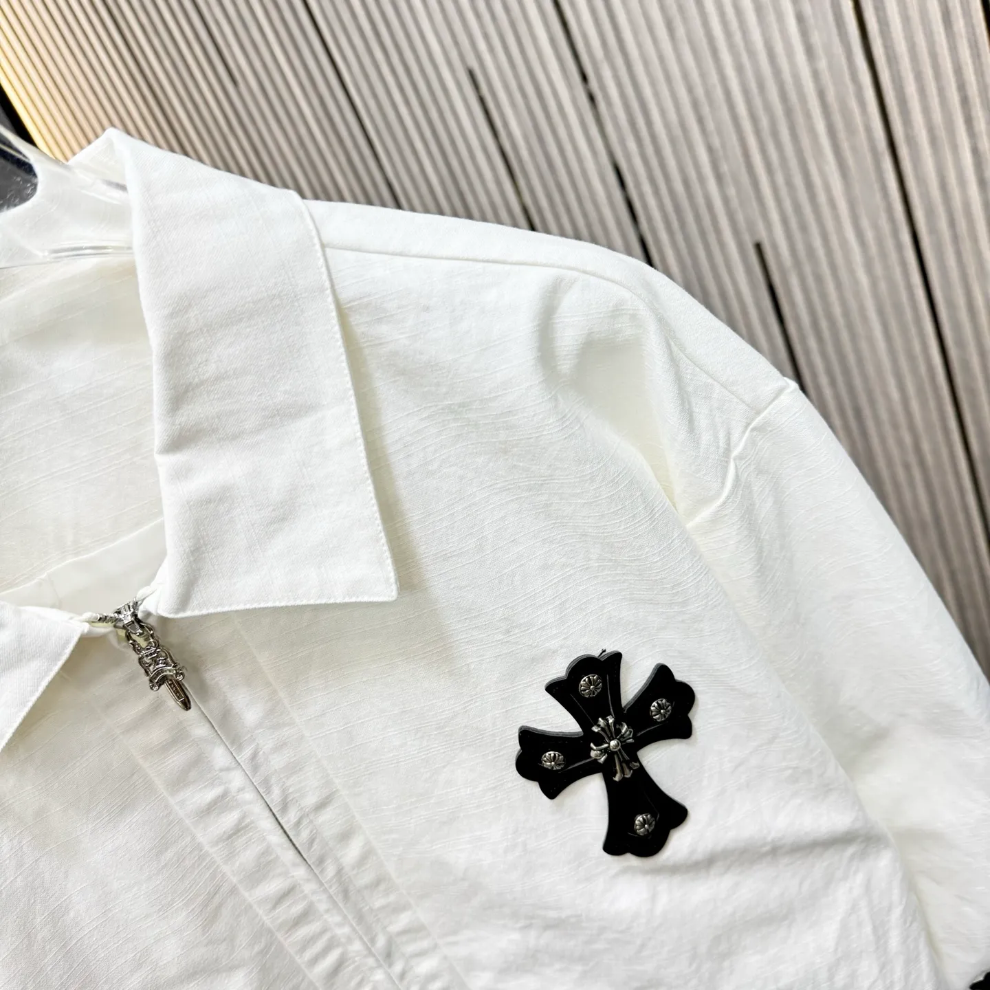 🅿️410 CH Croxin is first launched on the official website. It is rarely available through trade channels and overseas high-quality products are sold in limited quantities. An example of a classic jacket product, the trademark with dark patterns all over the body highlights the brand recognition. This jacket is both warm and lightweight. The latest model is launched in the same style at the counter. The ultra-authentic upper body instantly transforms into an oppa. The simple and fashionable three-dimensional tailoring has unique craftsmanship. The upper body effect is excellent and shows a confident temperament. In addition to daily leisure, it can also be worn for outdoor sports. It is also a good choice for travel. It is relaxed and casual and shows a masculine temperament. Color: Black Size: S/M/L/Xl/XXl